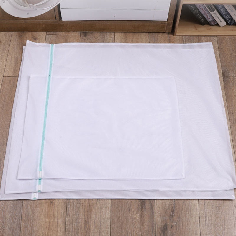 Protect Your Delicates with This Oversized Mesh Laundry Bag - Strong and Reliable Clothing Protector with Zipper Closure, Available in Two Sizes: 59.99cm x 80.01cm and 89.99cm x 43.31cm. Perfect for Washing Large Items such as Blankets and Curtains.