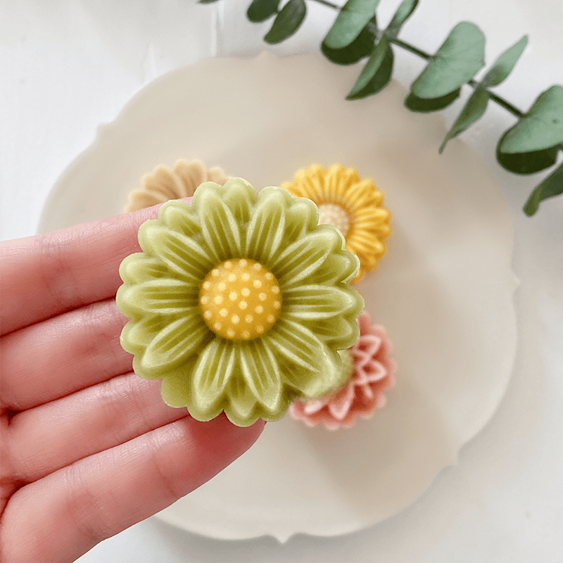 Get your hands on the Daisy Shape Moon Cake Mold set, which includes 1 mold and 4 stamps. These Flower Shape DIY Hand Press Cookie Stamps are perfect for making moon cakes for the Mid Autumn Festival. This set is a must-have for pastry enthusiasts and