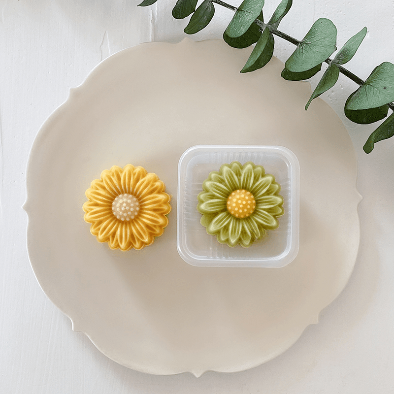 Get your hands on the Daisy Shape Moon Cake Mold set, which includes 1 mold and 4 stamps. These Flower Shape DIY Hand Press Cookie Stamps are perfect for making moon cakes for the Mid Autumn Festival. This set is a must-have for pastry enthusiasts and