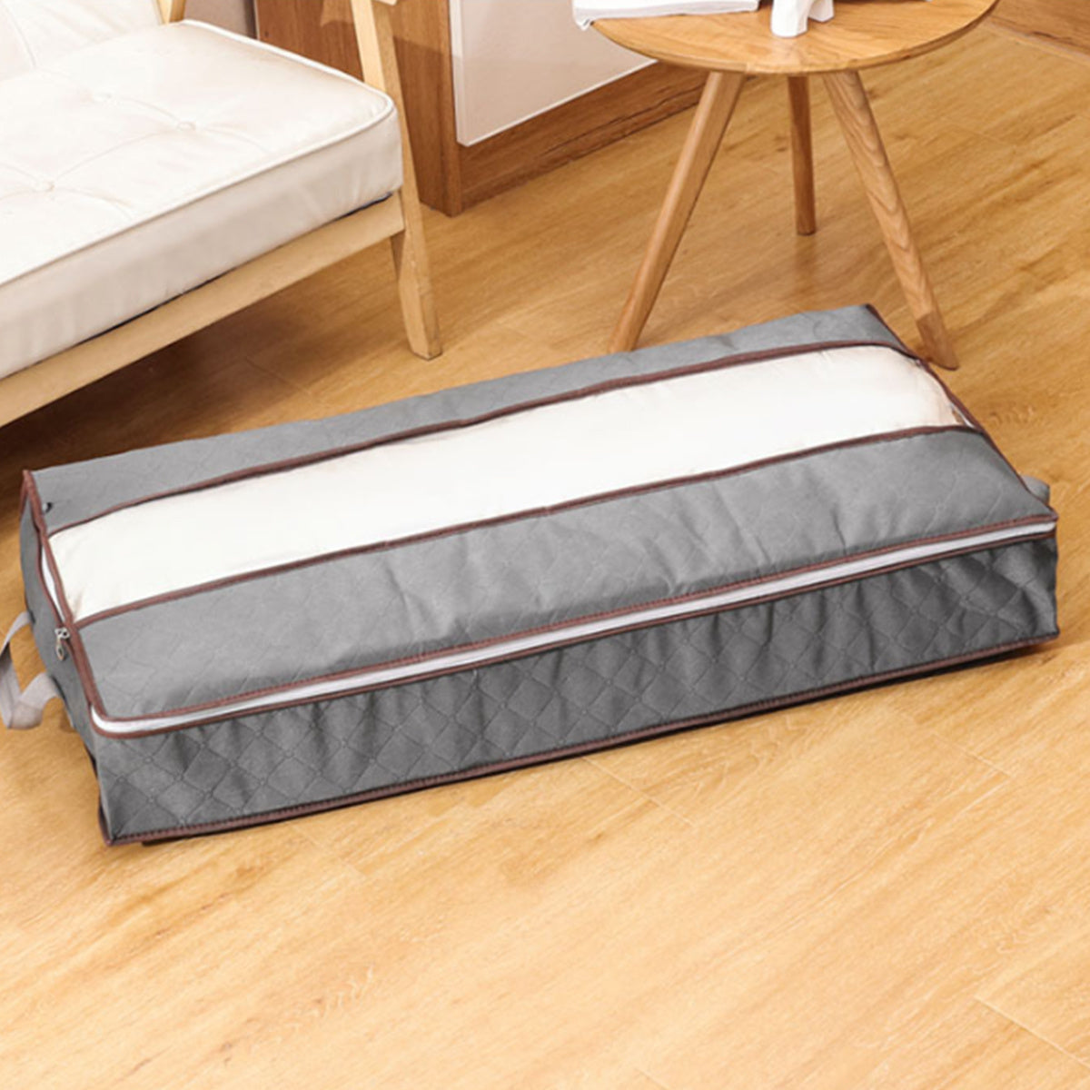 Under Bed Storage Bag with 1 piece, designed for household use. This thickened flat storage bag has a large capacity, perfect for storing cotton quilts. It is also a dust-proof finishing bag that can be used for household storage organization. This