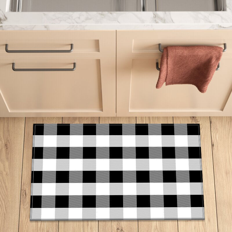 Square gradient black and white rugs, featuring a modern print design. These rugs are ideal for use as door mats, anti-slip mats, kitchen rugs, and can be placed in entrances, kitchens, and bathrooms. Available in 5 different sizes: 40x60cm, 50x80cm