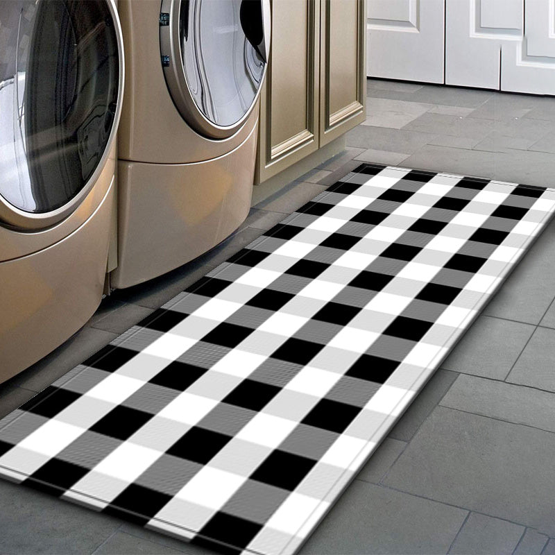 Square gradient black and white rugs, featuring a modern print design. These rugs are ideal for use as door mats, anti-slip mats, kitchen rugs, and can be placed in entrances, kitchens, and bathrooms. Available in 5 different sizes: 40x60cm, 50x80cm