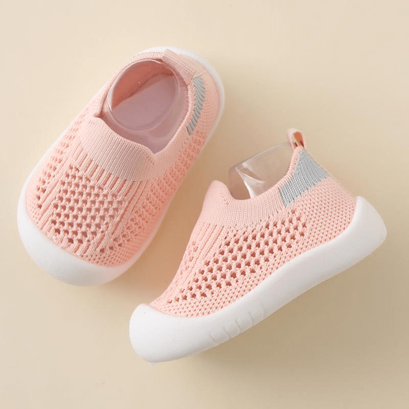 Breathable mesh toddler shoes that are wear-resistant, non-slip, and comfortable for boys and girls during the summer.