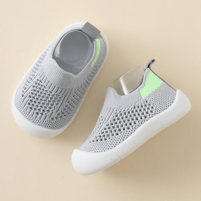 Breathable mesh toddler shoes that are wear-resistant, non-slip, and comfortable for boys and girls during the summer.