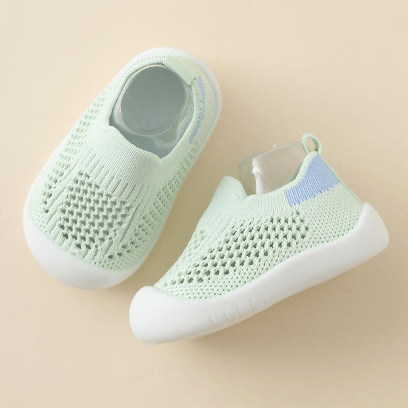 Breathable mesh toddler shoes that are wear-resistant, non-slip, and comfortable for boys and girls during the summer.