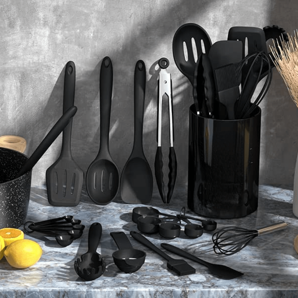 A set of 21 pieces, including a variety of essential kitchen utensils made of non-stick silicone. This set includes tools such as a cooking turner, soup spoon, whisk, pasta spoon, tongs, oil brush, cream spatula, measuring spoon, egg separator, and more.