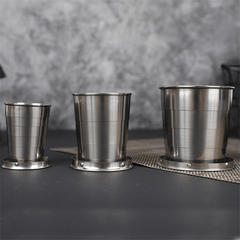 Stainless steel folding cup with keychain, retractable and portable. Ideal for camping and outdoor activities.