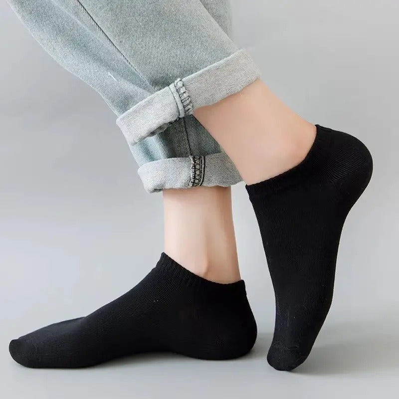 10 breathable no-show socks for men and women with comfort, odor resistance, and sweat-wicking properties. Suitable for boat shoes and low-cut sneakers.