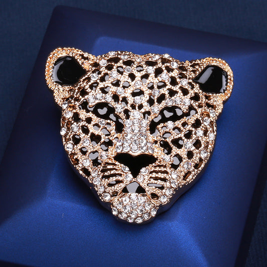 Vintage Panther Head Brooch with Rhinestones, suitable for both men's suits and women's sweaters, creates a retro and stylish look.