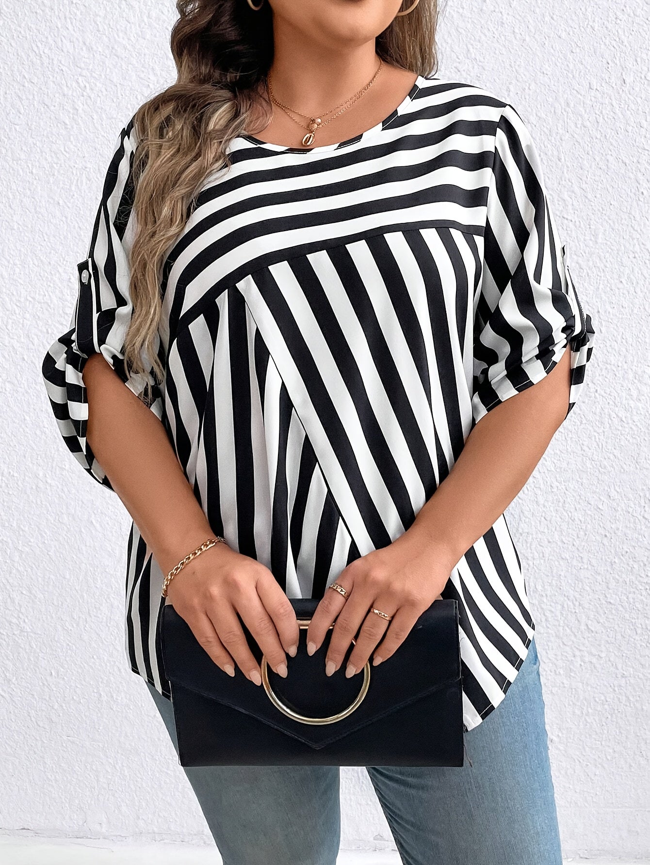 Chic plus size stripe print blouse with crew neck, made of 100% polyester. Oversized non-stretch woven shirt for all seasons.