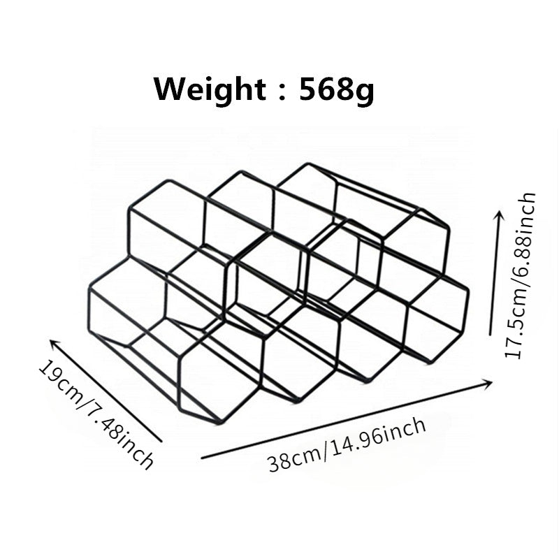 Элегантный черный металлический винный стеллаж в форме сот вмещает 7 бутылок и имеет шестиугольный дизайн для демонстрации в гостиной или на кухне.