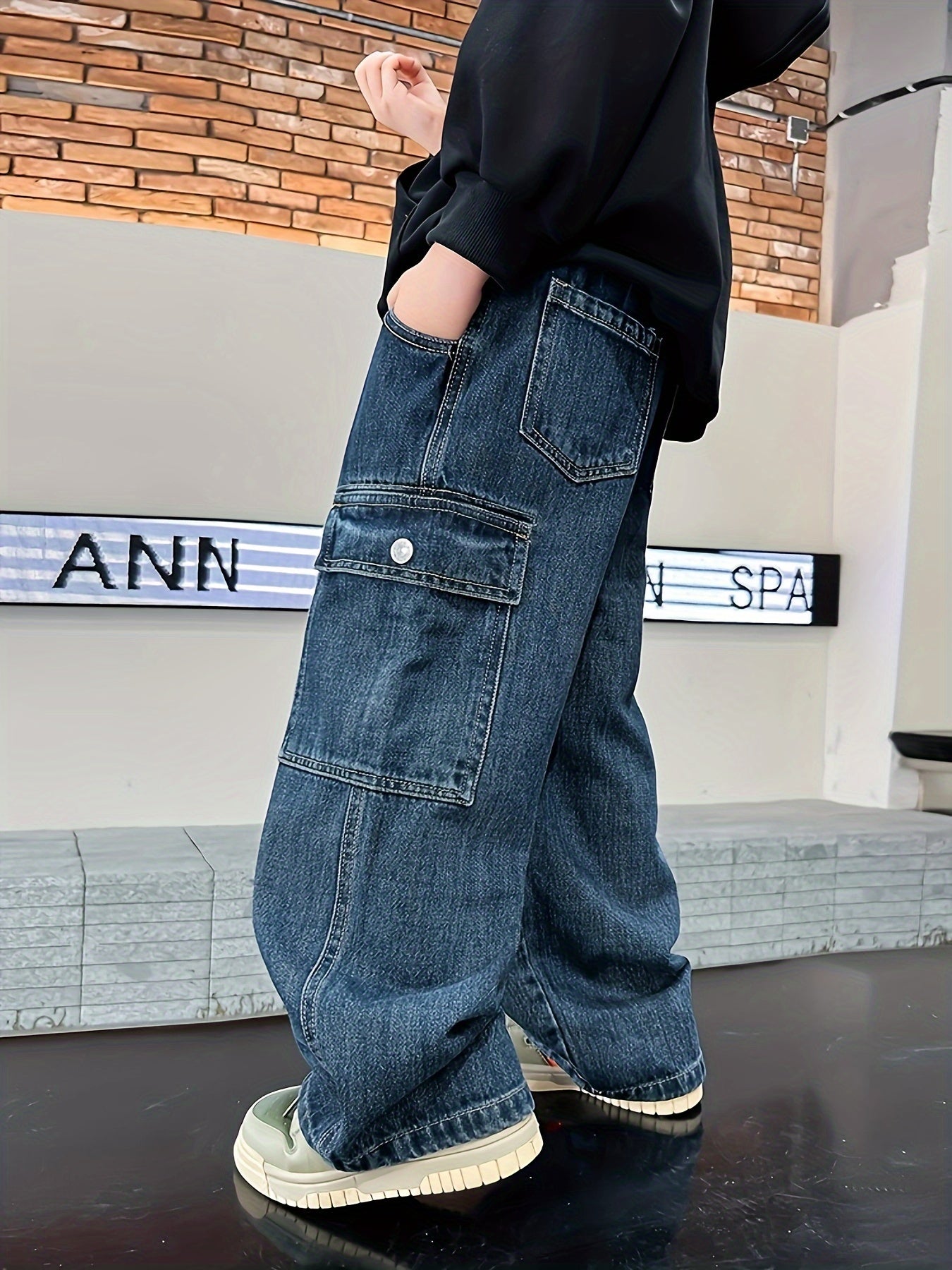 Youthful harem jeans with elastic waistband, ideal for skateboarding and casual wear throughout the year.