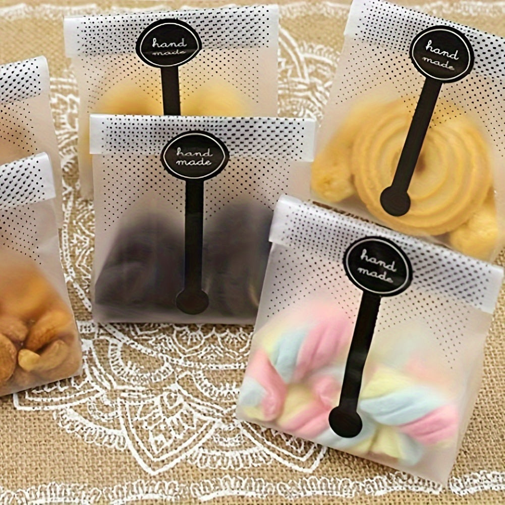 Translucent plastic candy bags, ideal for packaging 100 pieces of biscuits. Perfect for Valentine's Day gifts or snacks like mini bread, bundle cake, and hot cocoa bombs. Includes stickers for sealing.