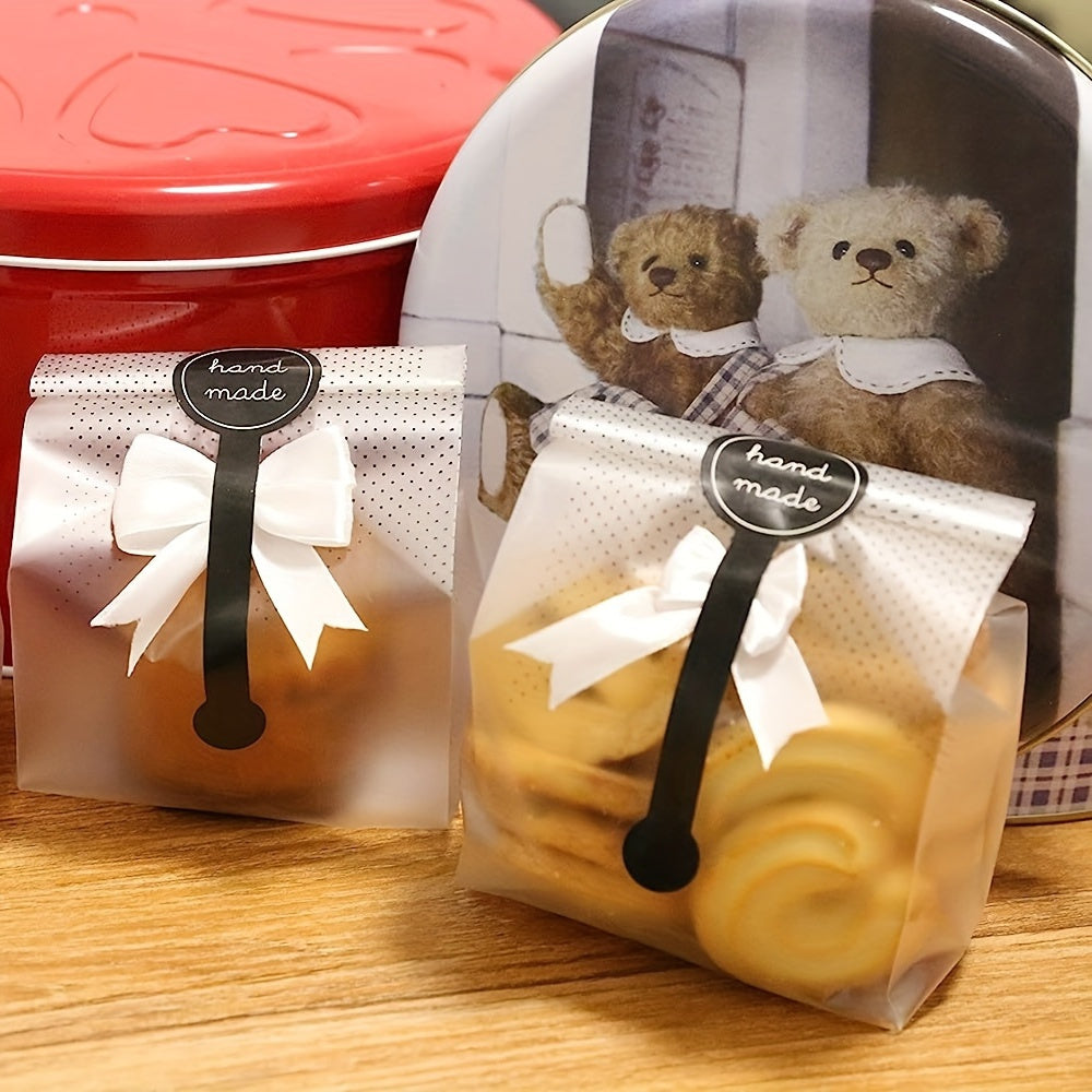 Translucent plastic candy bags, ideal for packaging 100 pieces of biscuits. Perfect for Valentine's Day gifts or snacks like mini bread, bundle cake, and hot cocoa bombs. Includes stickers for sealing.