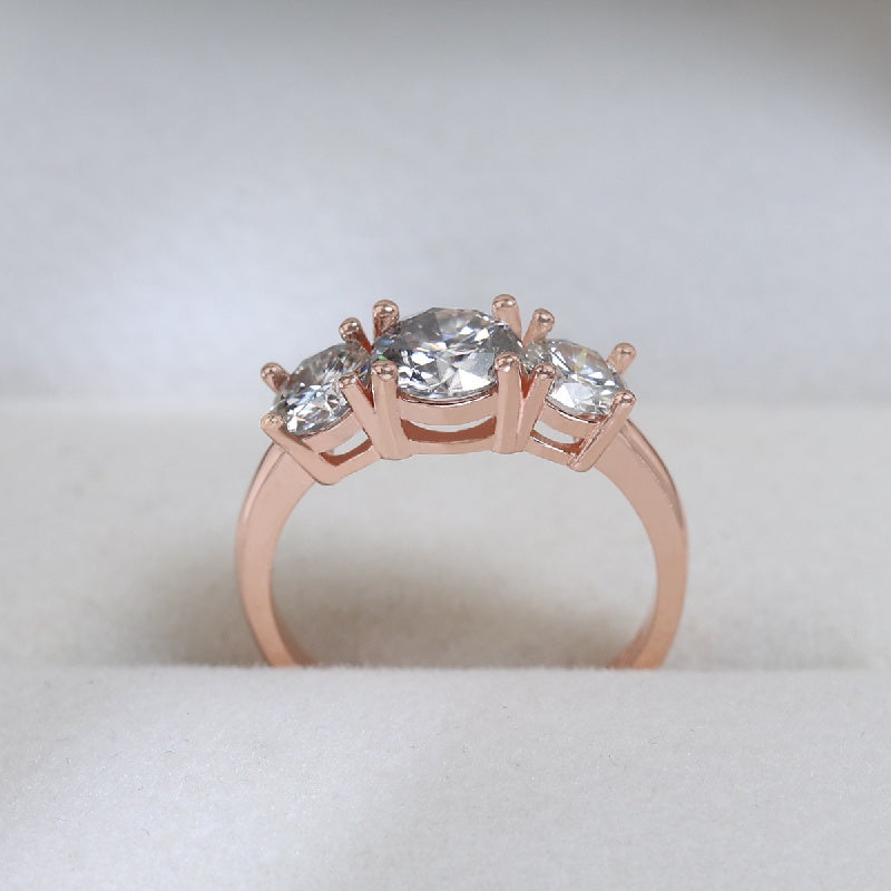 925 Sterling Silver Promise Ring featuring a 2ct Moissanite gemstone, perfect for engagements or weddings. This high-quality jewelry piece comes with a certificate of authenticity and is presented in a beautiful gift box.