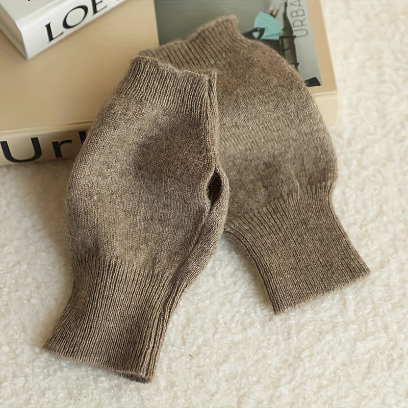 Stay warm in style with these luxurious 100% cashmere women's mittens. Hand-knitted for ultimate comfort and warmth, these gloves are elastic and hand washable for easy care. Perfect for a cozy weekend casual look.