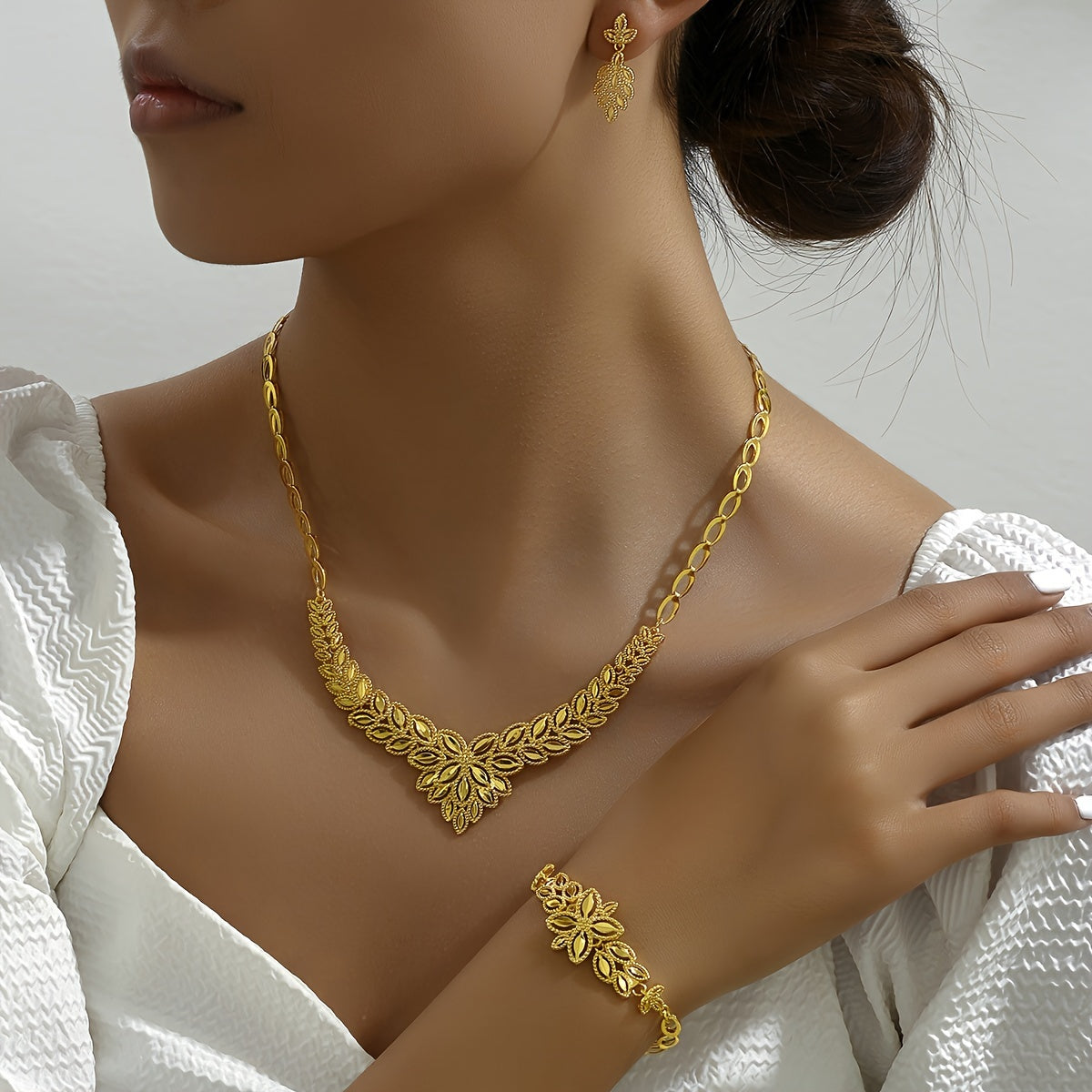 New arrivals for Ramadan in the Middle Eastern region: a stylish three-piece set including a necklace, earrings, and bracelet. This exquisite wedding jewelry is perfect for brides looking for a fashionable, elegant, and luxurious touch to their evening