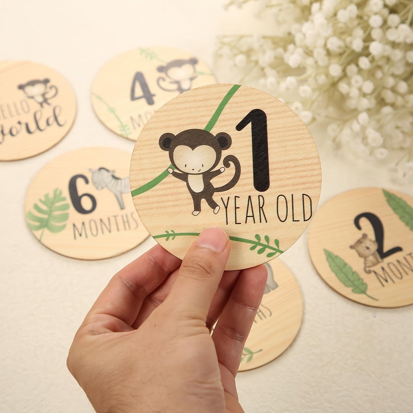 Monthly milestone cards made of wood, announcement signs, and pregnancy gifts crafted from natural materials.