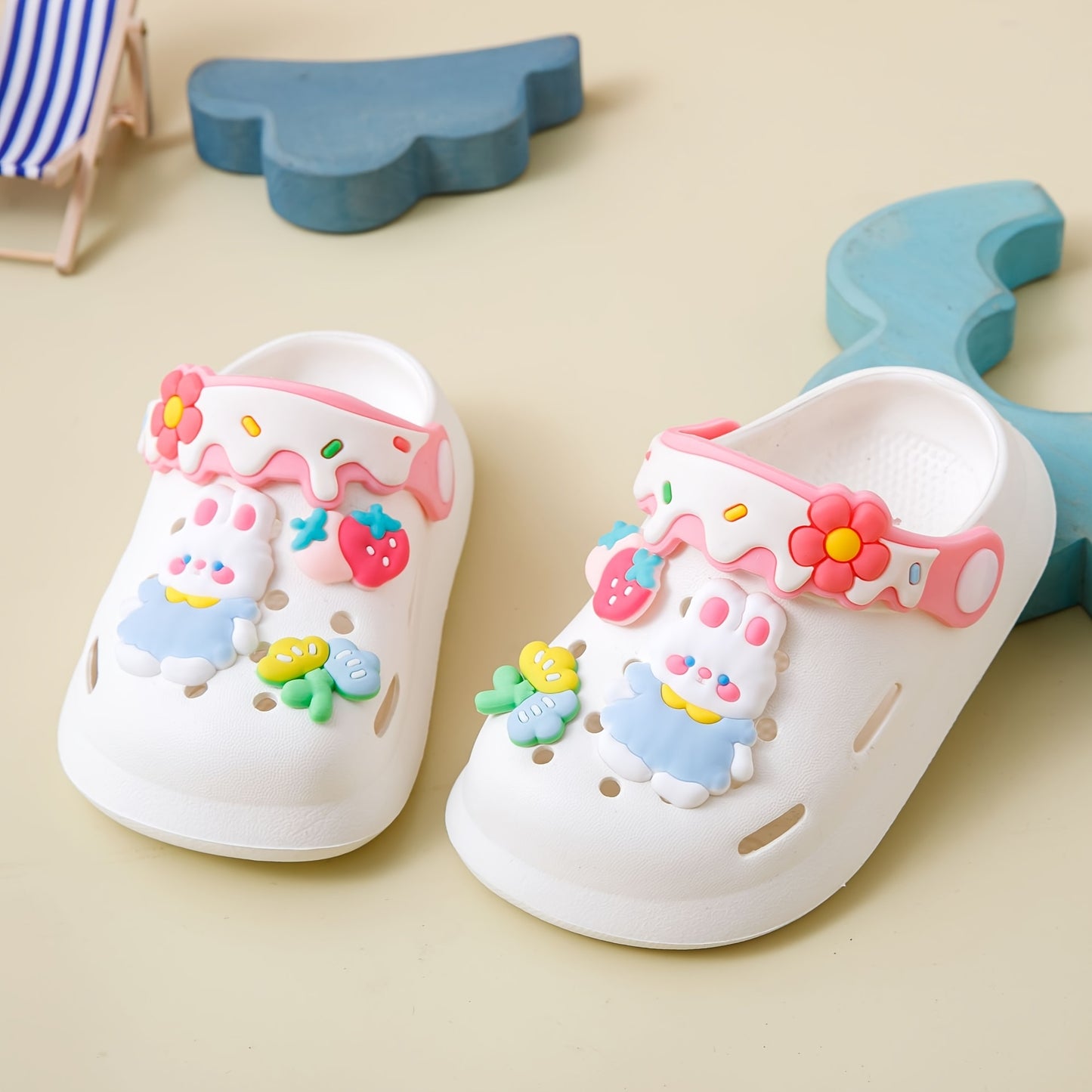 Cute cartoon girls' clogs, perfect for indoor and outdoor use, ideal for beach and garden with breathable non-slip EVA material.