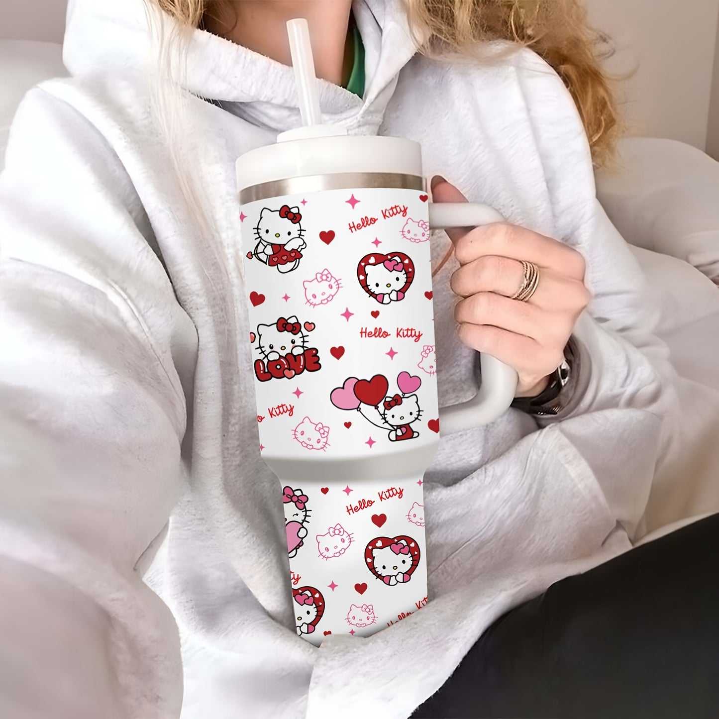 40 oz Hello Kitty izolyatsiyalangan zanglamas po'latdan yasalgan suv shishasi, tutqichi va qalamcha bilan. Pushti va oq yurak naqshi, BPA-free, issiq/sovuq ichimliklar uchun ideal. Oila va do'stlar uchun ajoyib sovg'a.