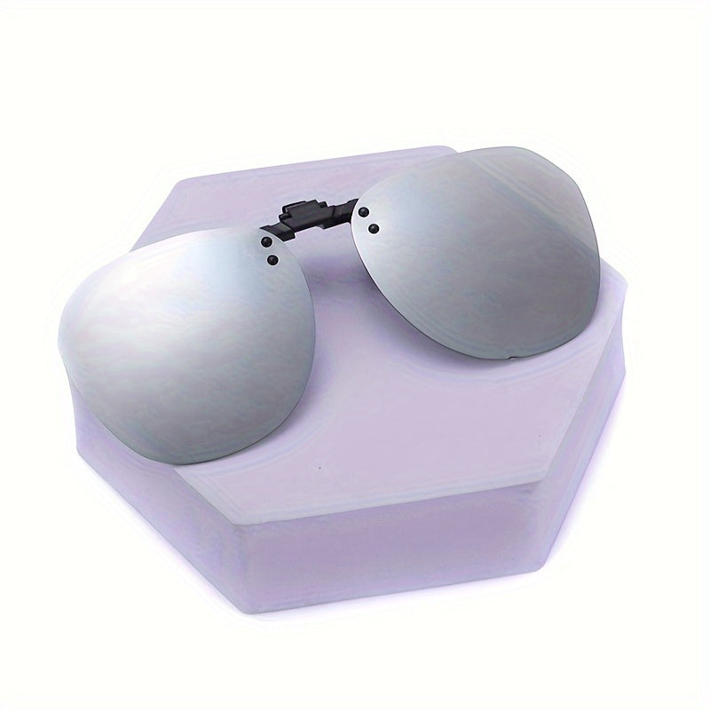 Adjustable unisex driving sunglasses clips that can be flipped up for ultra-light driving, providing protection against ultraviolet rays and harmful rays.