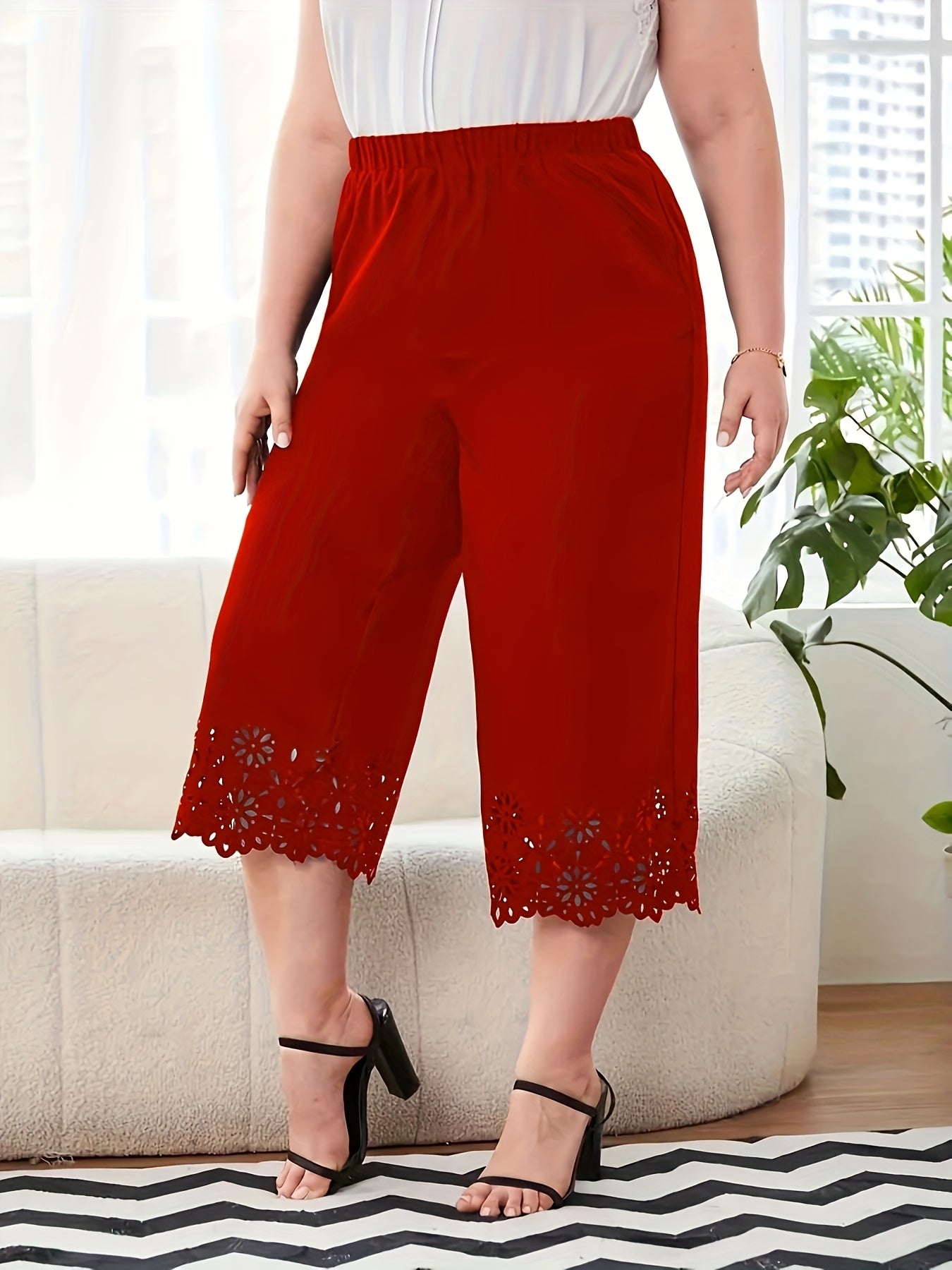 Plus size black capri pants with elastic waist and lace detail. Made of polyester fabric, suitable for spring/summer. Hand wash or dry clean. Casual cropped trousers.