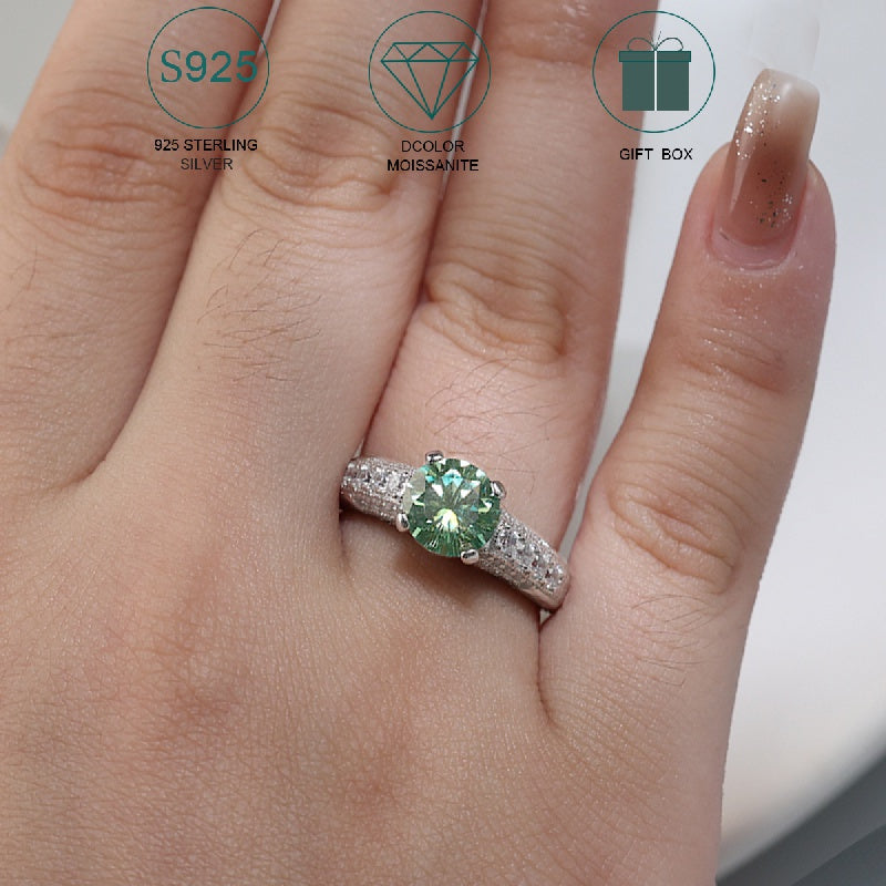 Ajoyib 925 Sterling Silver 2 Karat Rangli Moissanite To'y Halqasi, porloq toshlar bilan to'liq qoplangan. Moissanite Sertifikati va nafis sovg'a qadoqlanishi bilan birga keladi, bu esa uni ayollar uchun mukammal taklif zargarlik buyumiga aylantiradi.