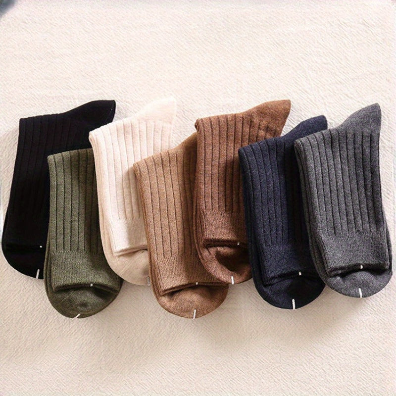 5 pairs of men's trendy solid crew socks, suitable for outdoor wear in all seasons.