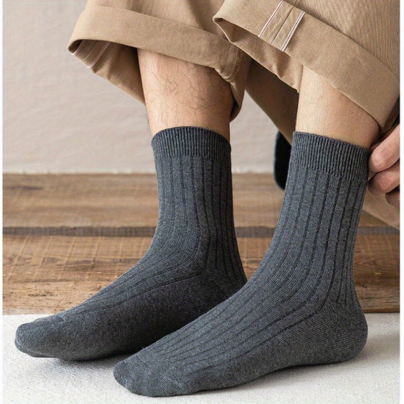 5 pairs of men's trendy solid crew socks, suitable for outdoor wear in all seasons.