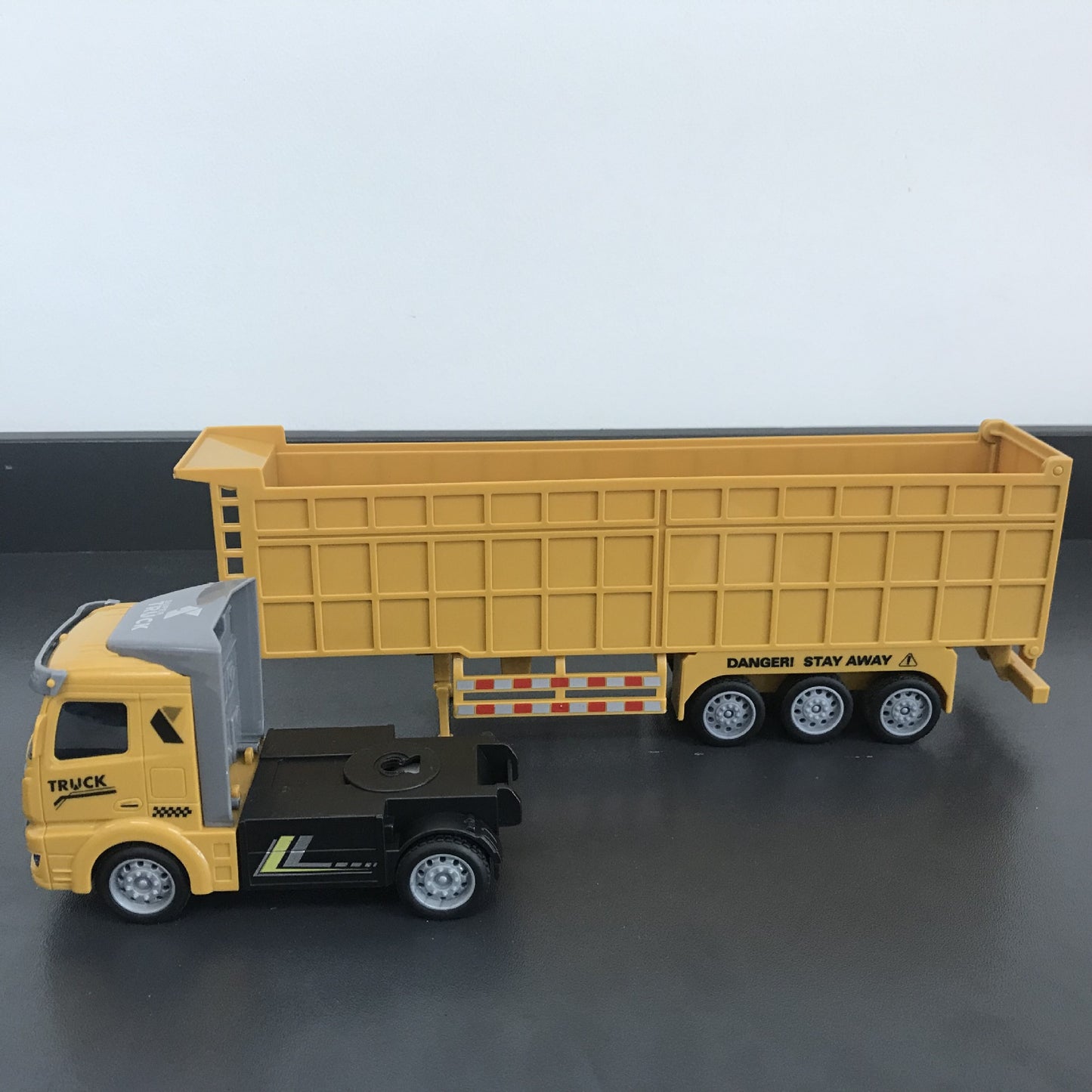 Semi-trailer heavy-duty truck for engineering, dump truck for transporting containers, oil tanker, and boy model Huili car.