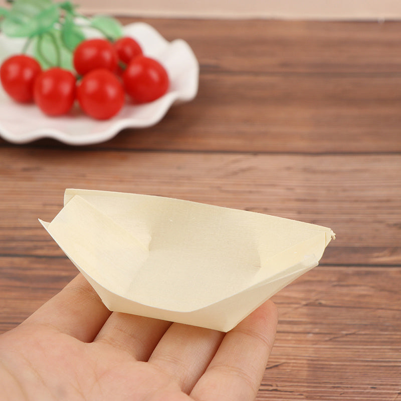 50 pieces of disposable pine wood paper bowls, each measuring 19.99cm X 9.98cm. Ideal for serving food such as sushi, salad, and dessert at weddings and parties.