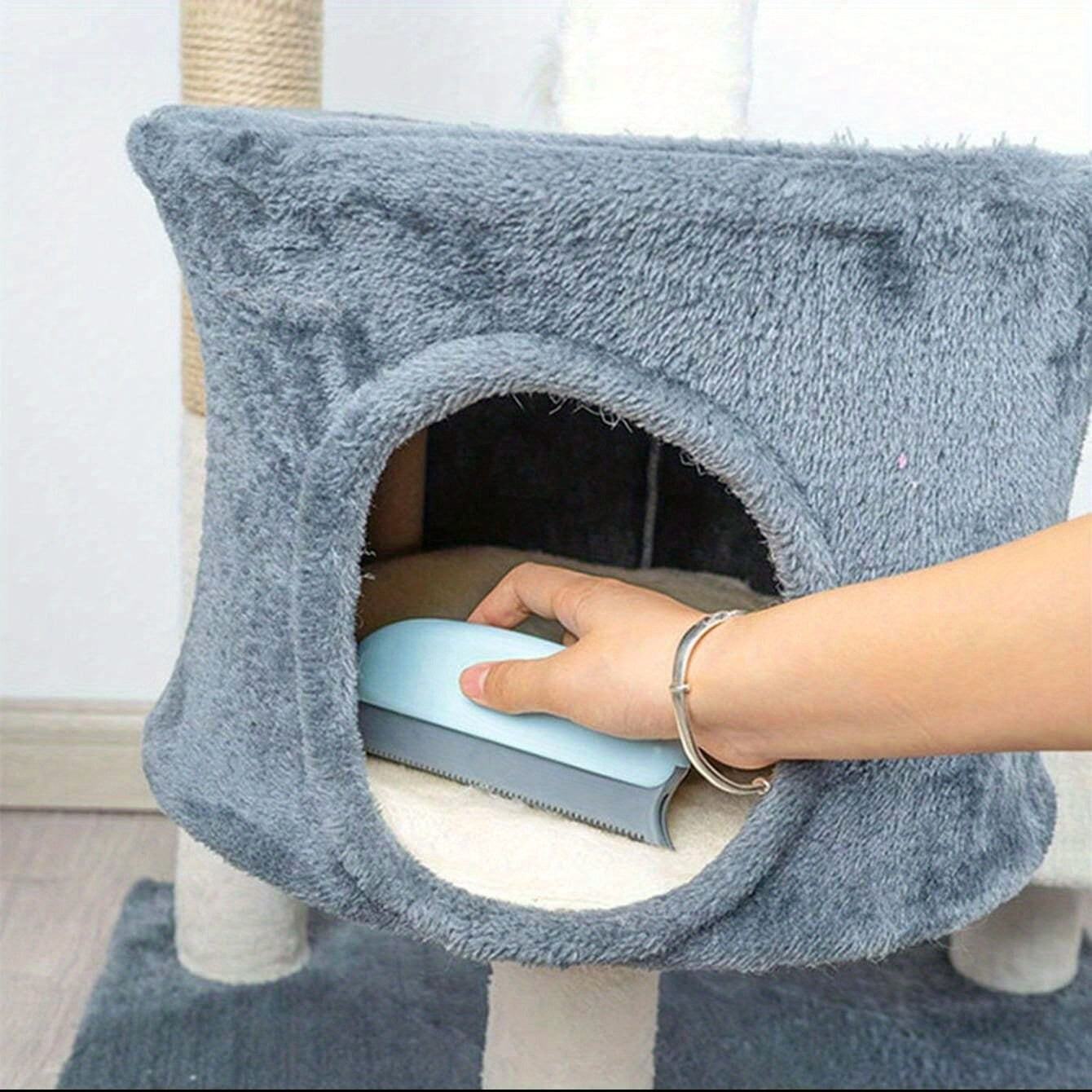 Gentle pet hair remover for cats and dogs for a tidy home.