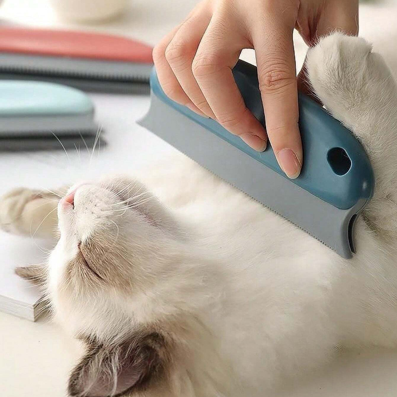 Gentle pet hair remover for cats and dogs for a tidy home.