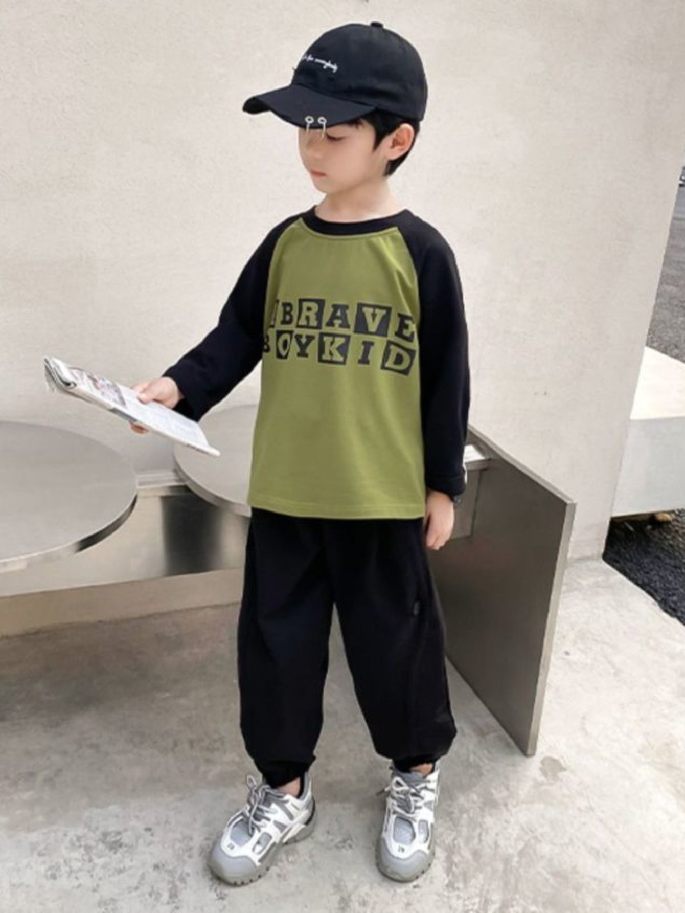 Boys casual cargo jogger pants with elastic waist and pockets for outdoor fashion.