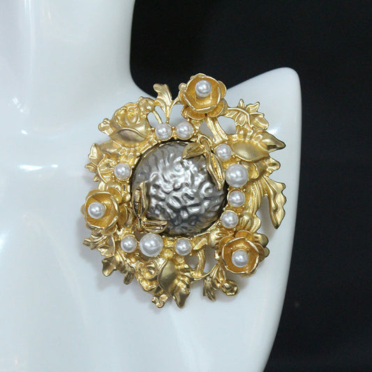 Vintage faux pearl brooch in a Retro Baroque high-end palace style, perfect for adding a touch of light luxury to your coat or jacket ensemble.