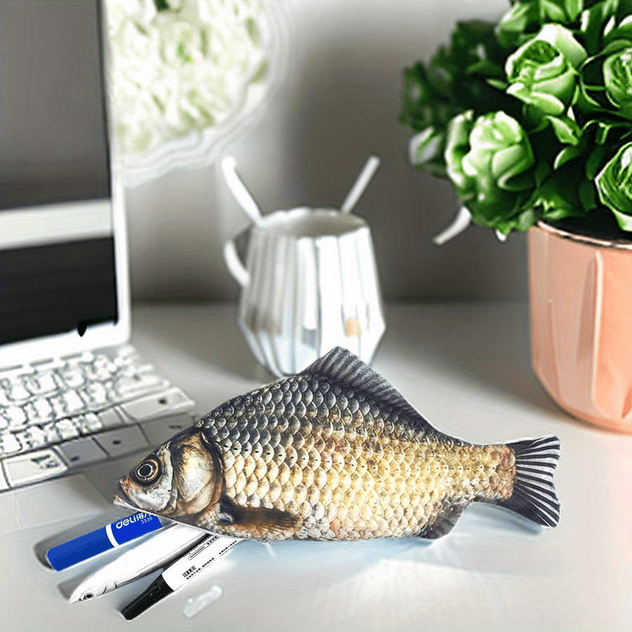 1-piece Carp Fish-shaped zipper pouch for pens, pencils, or makeup. Funny school pencil case with simulated salted fish design. Perfect for Eid Al-Adha celebrations.