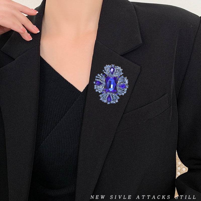 Elegant brooch adorned with sparkling rhinestones, ideal for adding a touch of luxury to women's dresses, coats, sweaters, and corsages.