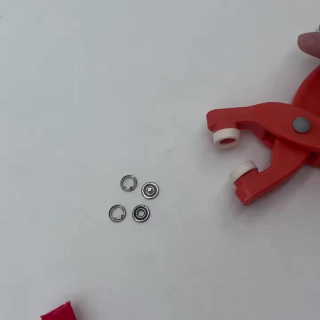 1 set of 200 button accessories with plastic hand pliers for fast clothing and quilt production.