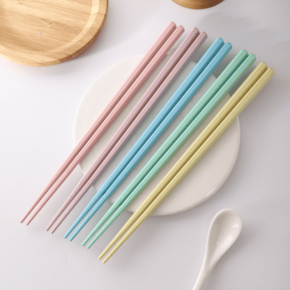 5 pairs of easy-to-clean, durable alloy chopsticks for home or restaurant use.