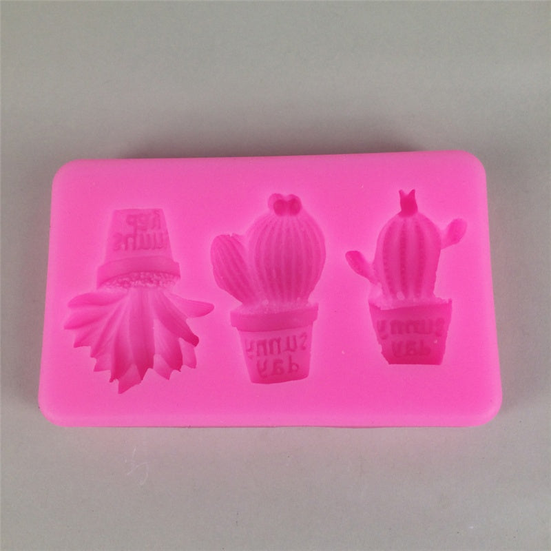 Make your own cactus-shaped silicone molds for effortlessly decorating cakes with fondant, gumpaste, or chocolate candies. Perfect for all your sweet creations!