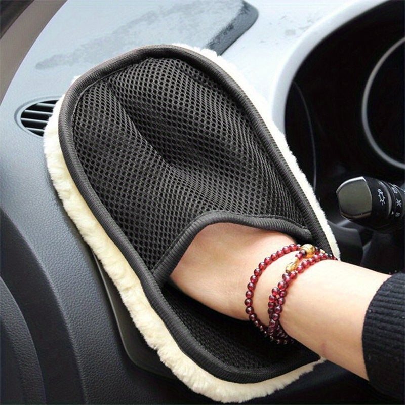 Soft and gentle microfiber car wash mitt for scratch-free detailing. Black with cream trim, 15x25cm, made of polyester fiber. Includes microfiber car towel.