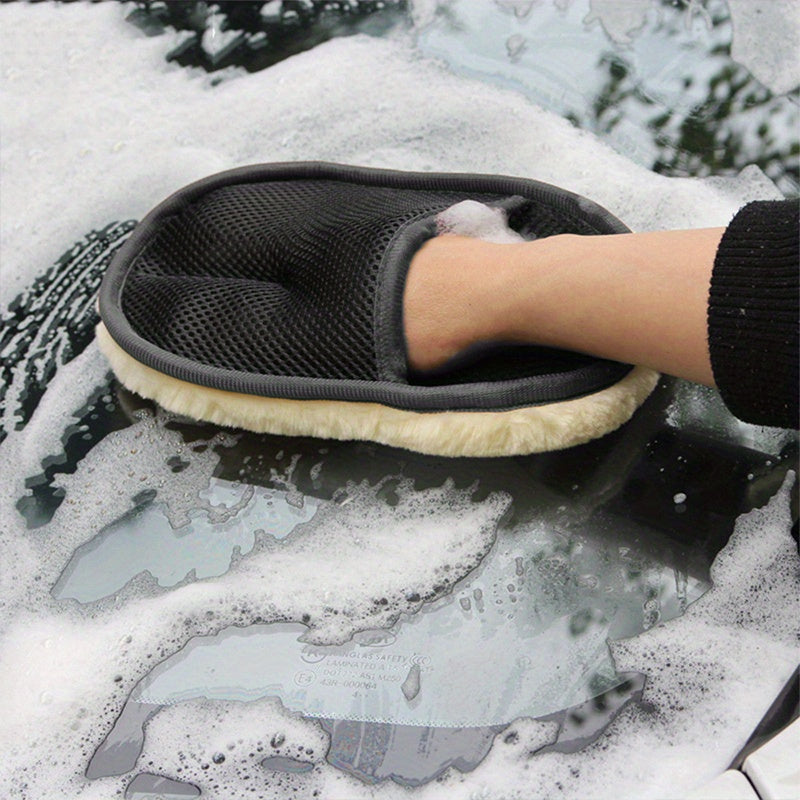 Soft and gentle microfiber car wash mitt for scratch-free detailing. Black with cream trim, 15x25cm, made of polyester fiber. Includes microfiber car towel.