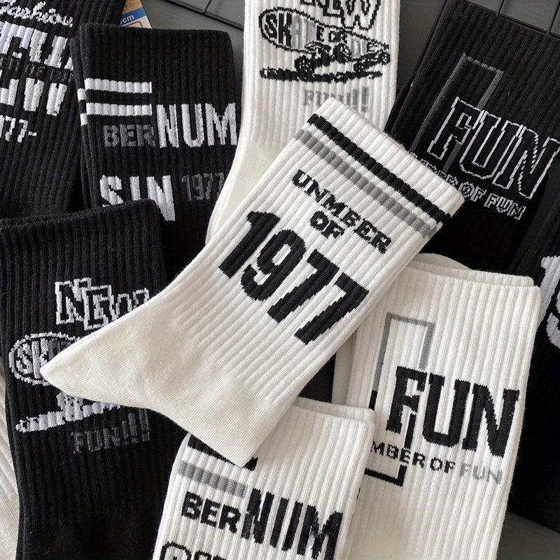 Stylish comfort blend in 1977 Letters Trend Men's mid-tube socks, suitable for Casual Attire.