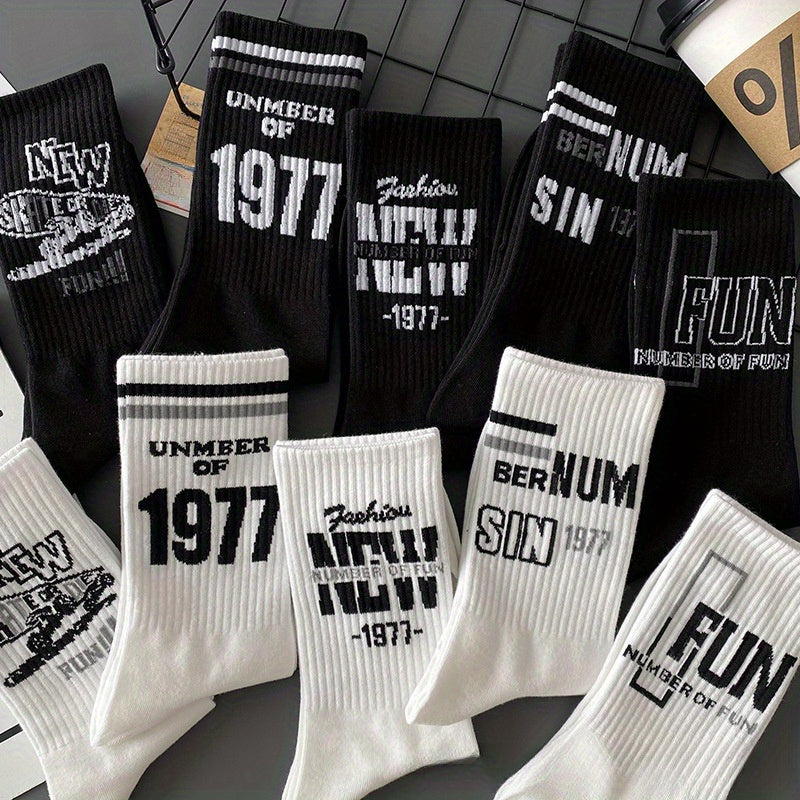 Stylish comfort blend in 1977 Letters Trend Men's mid-tube socks, suitable for Casual Attire.