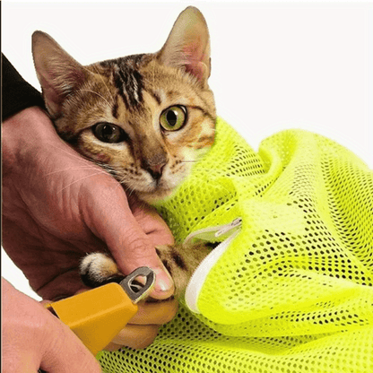 Comfortable non-electric polyester cat grooming bag for nail trimming and bathing.