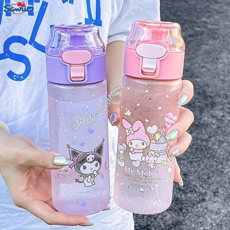 Спортивная бутылка для воды Sanrio с популярными персонажами, идеально подходит для активного отдыха и станет отличным подарком.