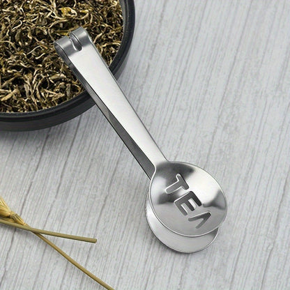 This 1pc Mini Tea Bag Squeezer is made of stainless steel and is a convenient tool for handling food in kitchens and restaurants. It can also be used for gripping round herbs.