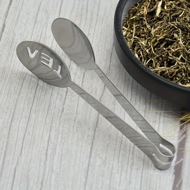 This 1pc Mini Tea Bag Squeezer is made of stainless steel and is a convenient tool for handling food in kitchens and restaurants. It can also be used for gripping round herbs.