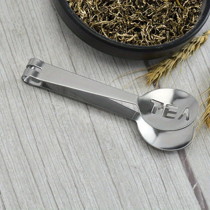 This 1pc Mini Tea Bag Squeezer is made of stainless steel and is a convenient tool for handling food in kitchens and restaurants. It can also be used for gripping round herbs.