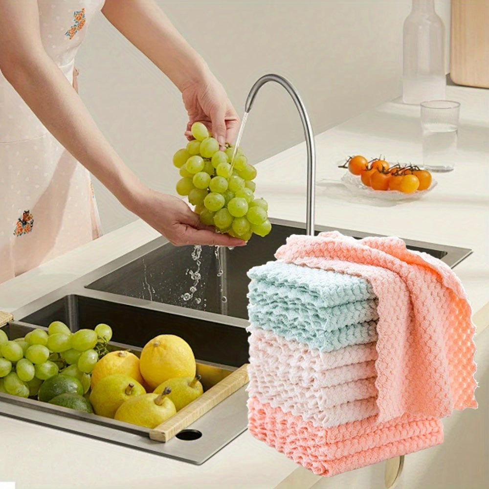 10 polyester cleaning towels for kitchen and bar cleaning, lint-free and absorbent.